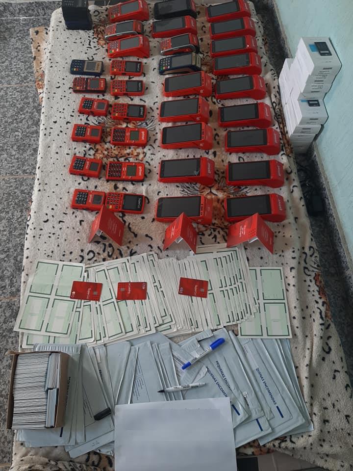 Cibercriminoso ostentando material disponível para fraudes