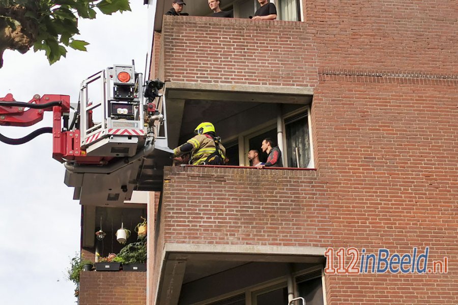 Brandweer redt bewoners met hoogwerker uit brandende flatwoning in #Wageningen. 112 in Beeld.