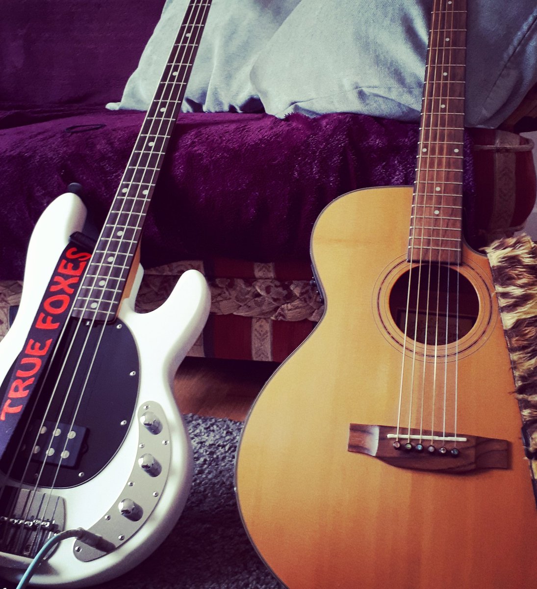 TrueFoxes's tweet photo. Tonight we are supporting collective aid! #collectiveaid #globaljamming #music https://t.co/EtJqsXJ3lX