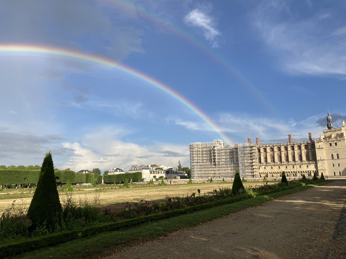 samuelbhfaure's tweet photo. - Le grand Charles says hi from @StGermainLaye! 😉 #Appel18Juin #18June2020 https://t.co/gkjNDCT4Tn