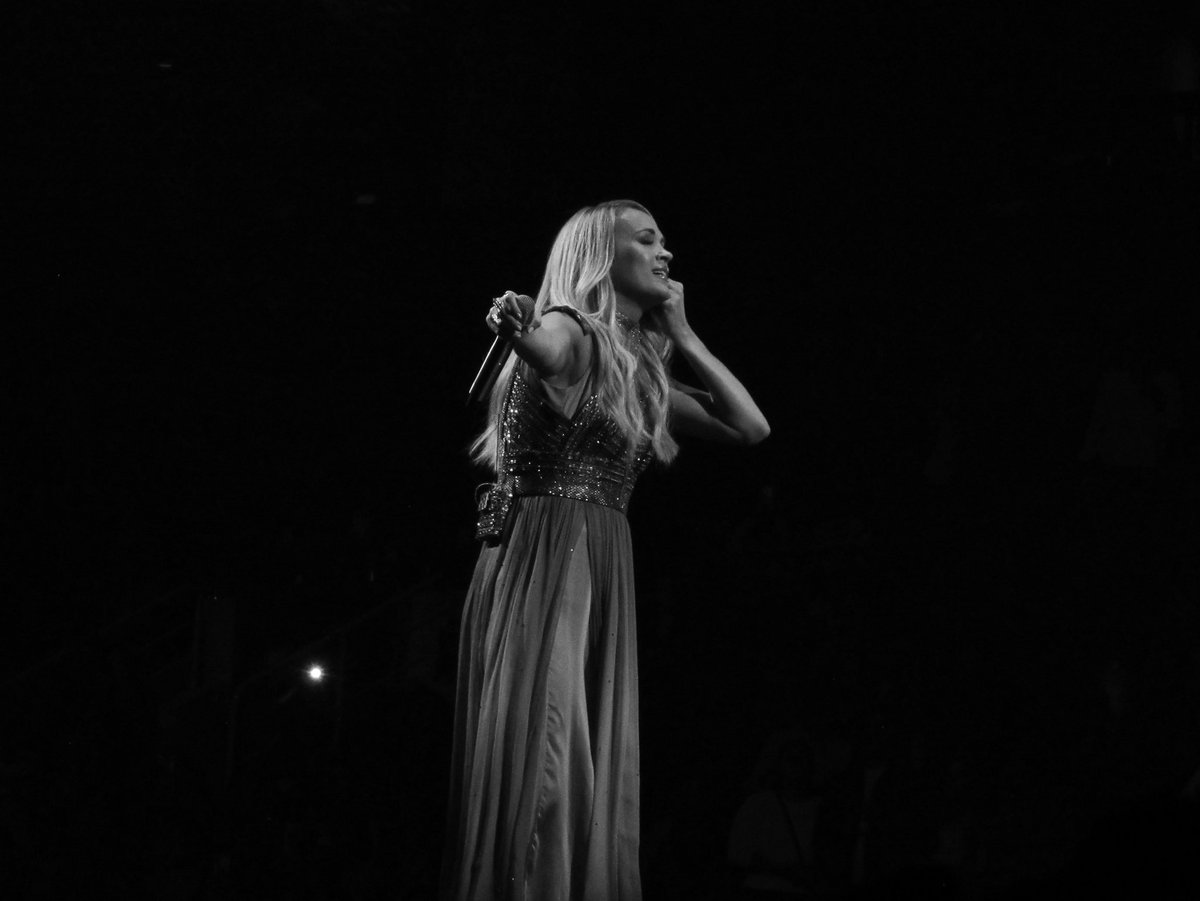 CourtM21's tweet image. Earpiece out, listening to a stadium full of people sing your song back to you. So thankful for the tour, all the incredible memories &amp;amp; special moments like this one @carrieunderwood ❤️ #cryprettytour360 #ThrowbackThursday #TakeUsBack