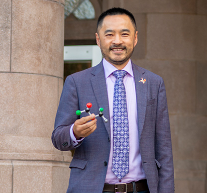 UW_CEI's tweet photo. Congratulations to CEI member faculty Xiaosong Li for receiving the UW Distinguished Teaching Award! https://t.co/MlUpXlN60N &amp; https://t.co/Ajux8V8PPC @UWChemistry https://t.co/shOaiktAnR