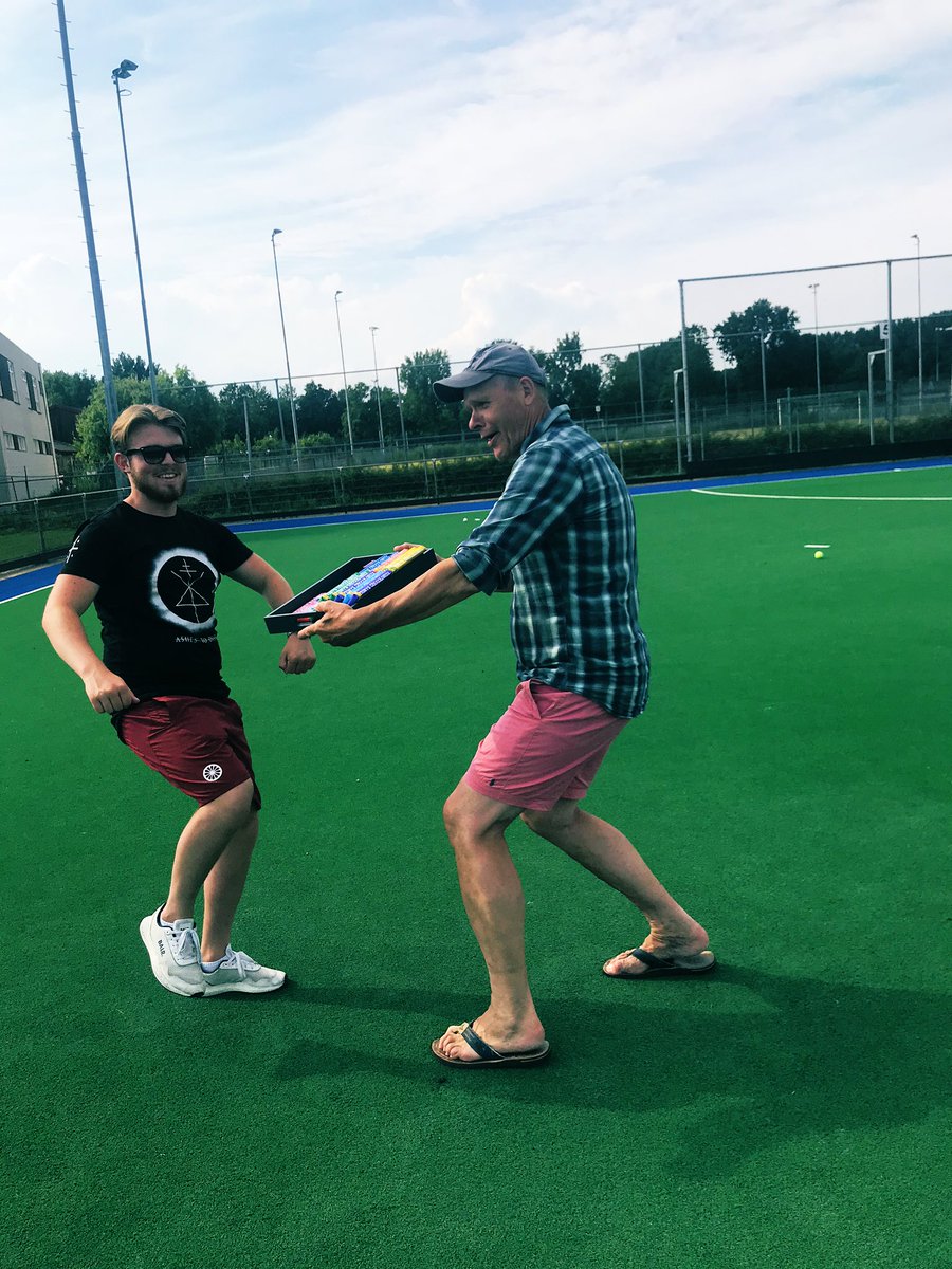Zó doen wij dat op de Almeerse Hockeyclub. “Trainer(s) bedankt voor jullie inzet, élke week weer, in weer en wind”. Kom maar door met die Tony Chocolonely 🍫 #trainer #goedbezig