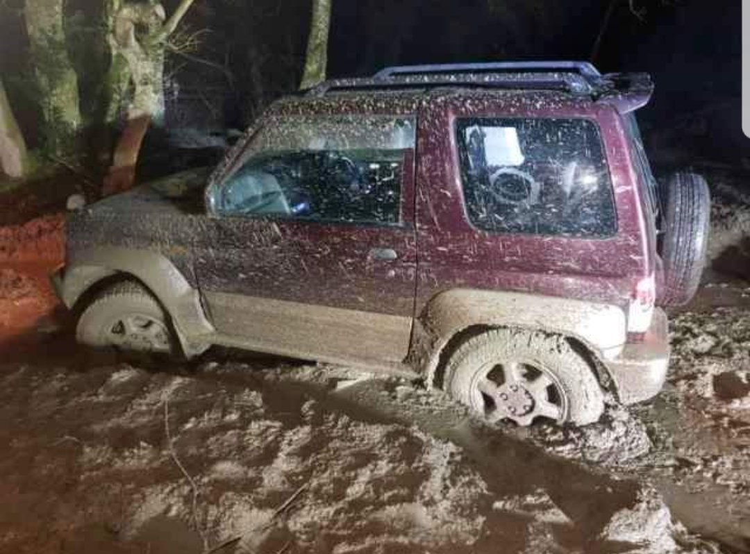 4x4_dirty's tweet photo. Poor #pajero https://t.co/nPk8Jsu0tM