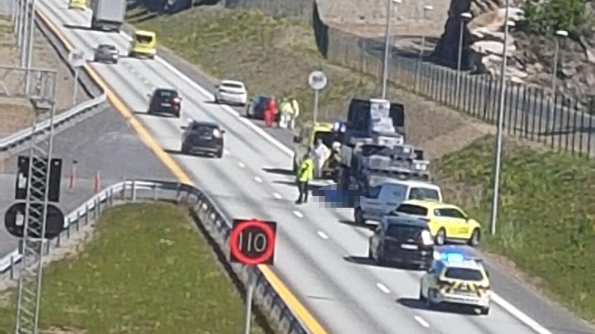 Carhead4's tweet image. 1. Not seen this covered here; two weeks ago, Norway: professional truck driver KILLED by a Tesla Model S. #teslaautopilotissues #autopilotissues #fsd #teslaqualityissues #teslaproblems #teslaissues @ghost_scot @ex_Tesla @Stevebility @elon