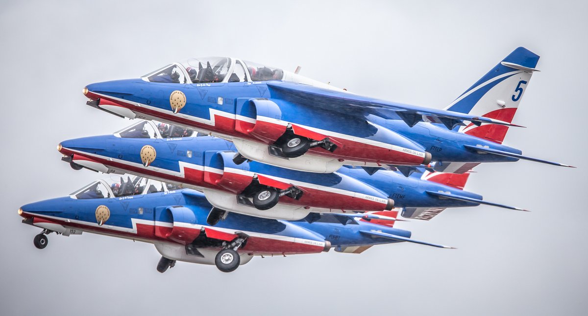 RAFPhotog's tweet photo. Phots from the @rafredarrows &amp; @JADTEUPhotog capturing the world famous team flying alongside the @PAFofficiel as they conducted flypasts in London &amp; Paris in commemoration of the 80th anniversary of a speech by Charles de Gaulle, Leader of the Free French Forces. #18juin1940🇬🇧🇫🇷 https://t.co/Y4xlGYXFVO