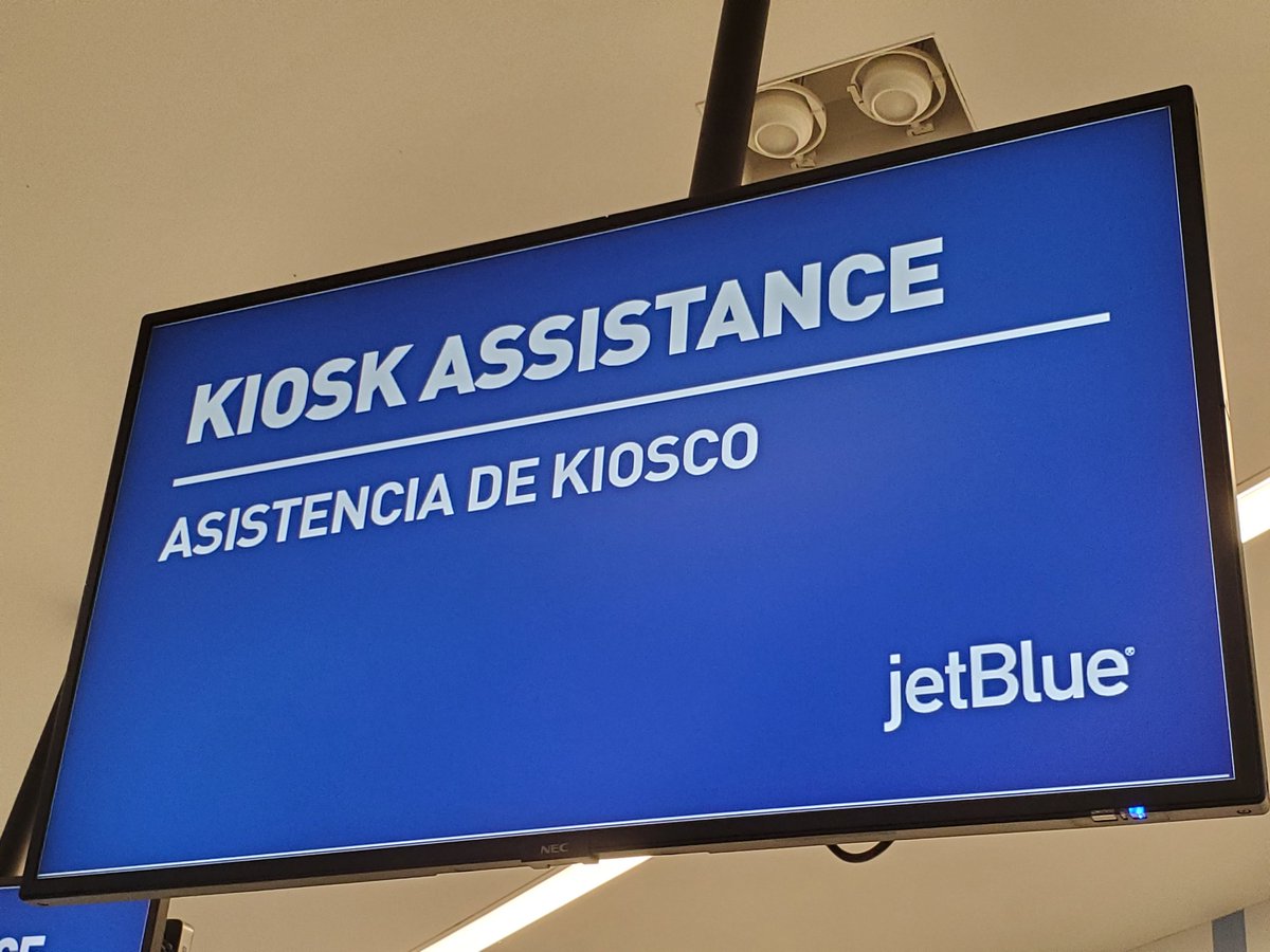 LanguageDivas's tweet photo. @JetBlue 
It's "Asistencia con kioscos." You're helping people who have issues with the kiosks, not helping the kiosks. https://t.co/cZqVDWlaB0