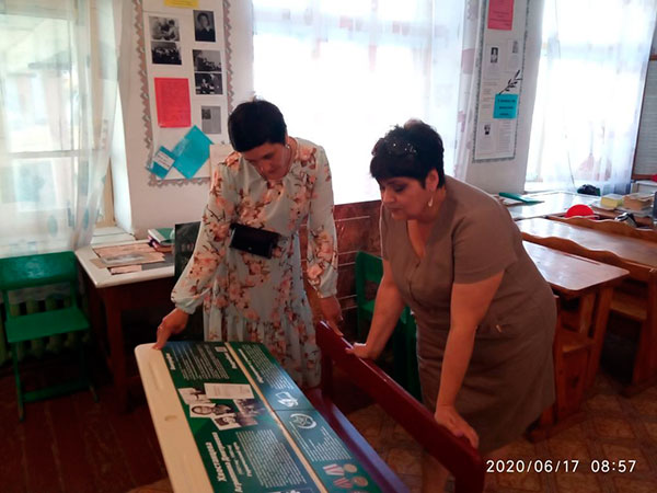 В Зауралье продолжается акция «Парта героя», которая реализуется в рамках партийных проектов «Новая школа» и «Историческая память». В Берёзовской средней школе Звериноголовского района школьная парта теперь носит имя Хвостанцевой Агриппины Дмитриевны, ветерана войны и труда.