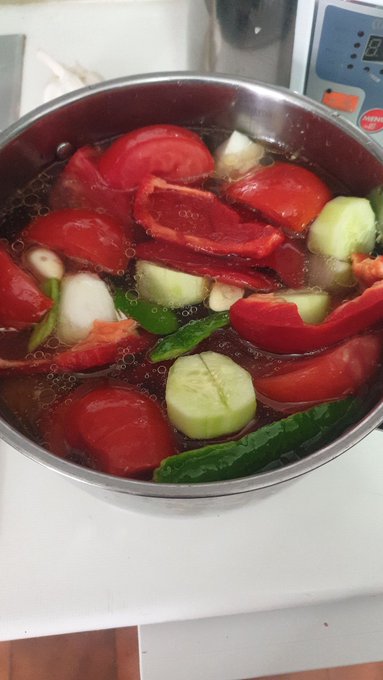 Hoy gazpacho... mmmm😋😋  si te aburres y quieres pasar un buen rato  Today gazpacho ... mmmm😋😋 if you