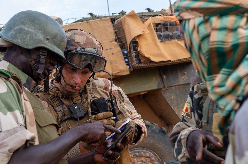 EtatMajorFR's tweet photo. [#Barkhane] La combinaison des efforts entre la Force Barkhane et la Force Conjointe du @G5_Sahel_SE se poursuit. Point de situation. https://t.co/YKI3cWFapj https://t.co/2nGqiWp2Gg