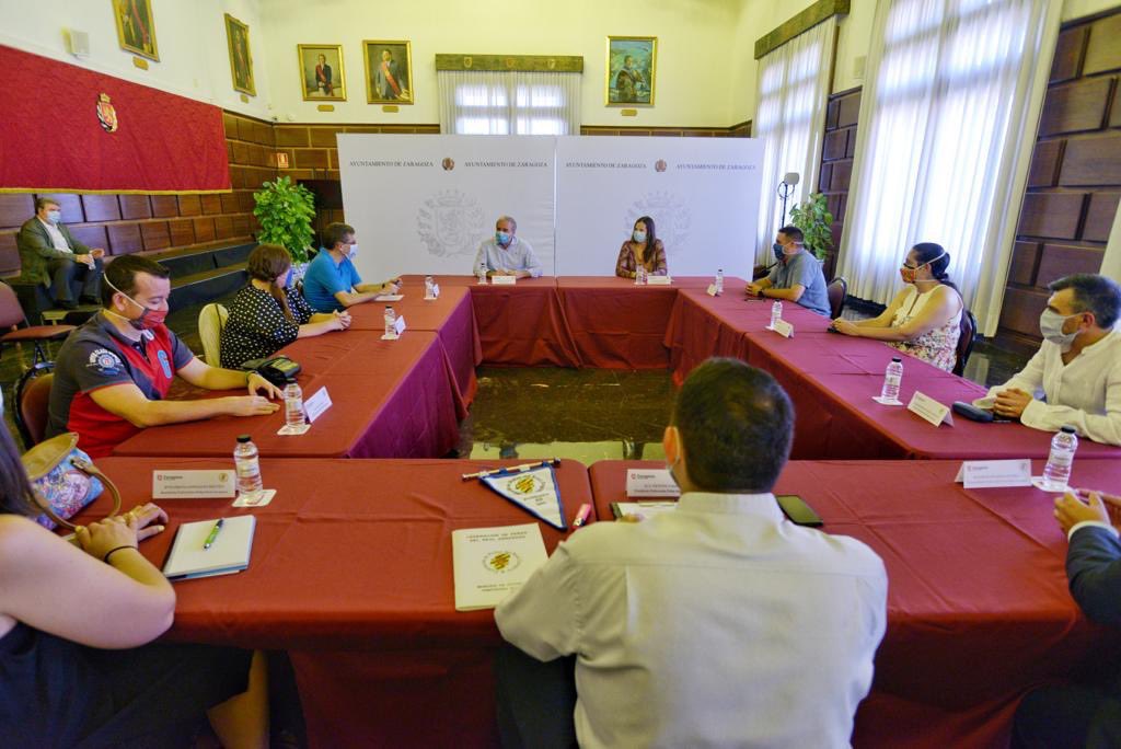 Jorge_Azcon's tweet photo. ⚽️ Esta tarde me he reunido con los representantes de la ⁦@FPRealZaragoza⁩ para explicarles que, aunque el COVID nos ha obligado a centrarnos en otras prioridades, seguimos trabajando para remodelar La Romareda cuando la situación socioeconómica lo permita.
#SomosDePrimera https://t.co/XZHKn4jhZq