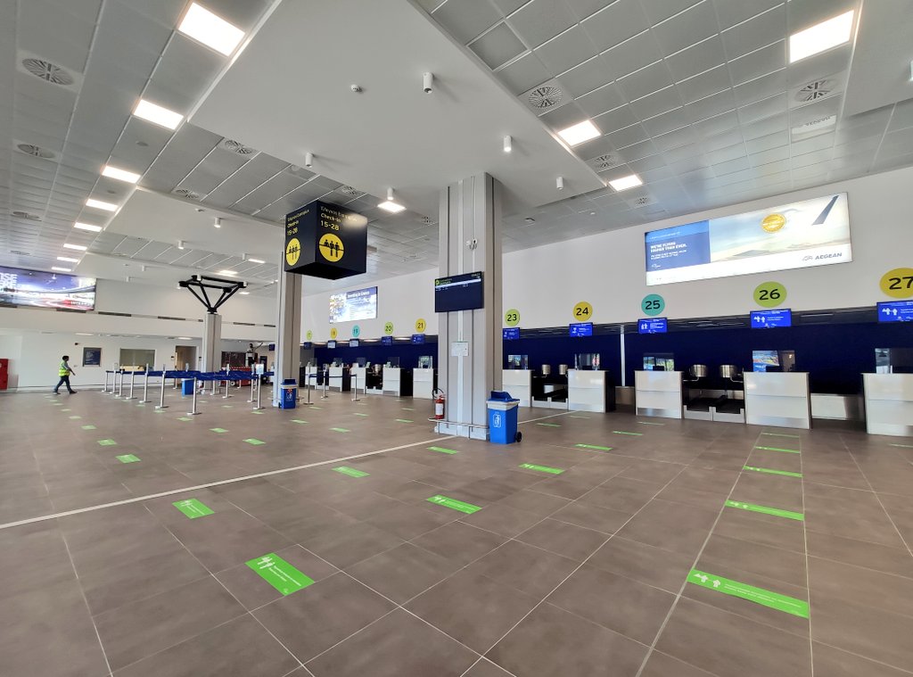 Au retour, un aéroport de   #Corfou toujours aussi vide. Seulement deux vols aujourd& #39;hui, pour rallier   #Athènes . Les "Duty Free", s& #39;ils sont ouverts, font différentes offres pour attirer les quelques voyageurs.  @RTSinfo