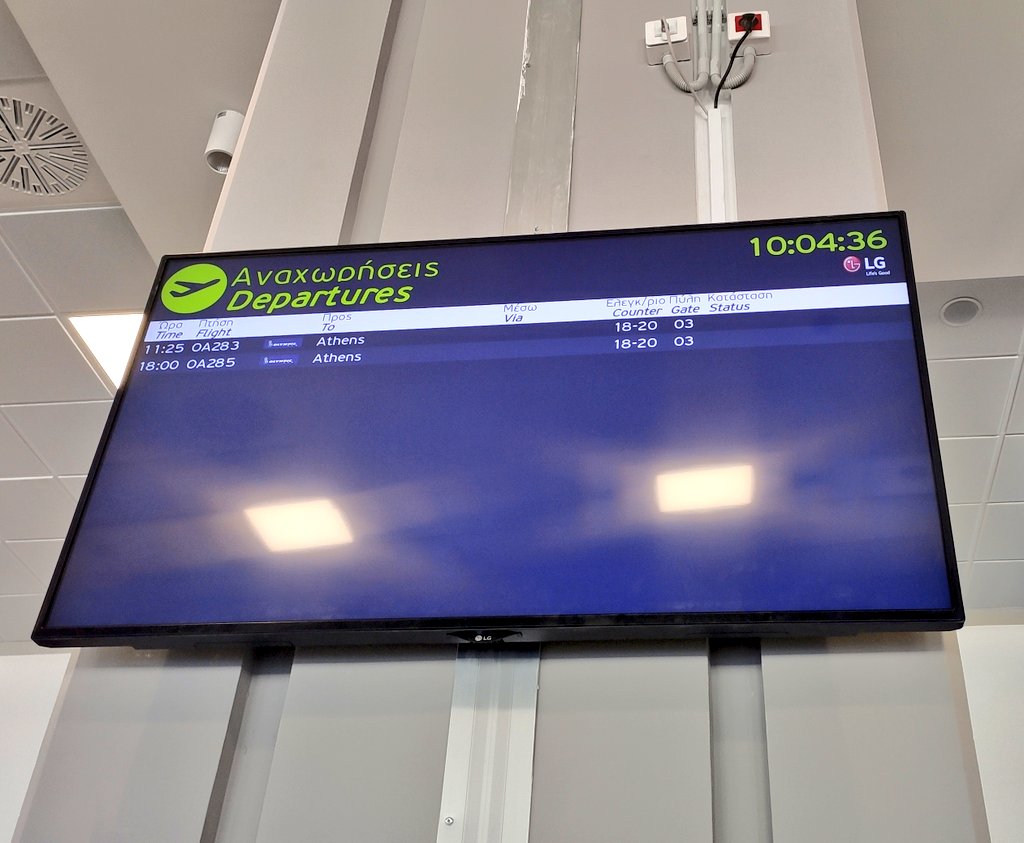 Au retour, un aéroport de  #Corfou toujours aussi vide. Seulement deux vols aujourd'hui, pour rallier  #Athènes . Les "Duty Free", s'ils sont ouverts, font différentes offres pour attirer les quelques voyageurs.  @RTSinfo