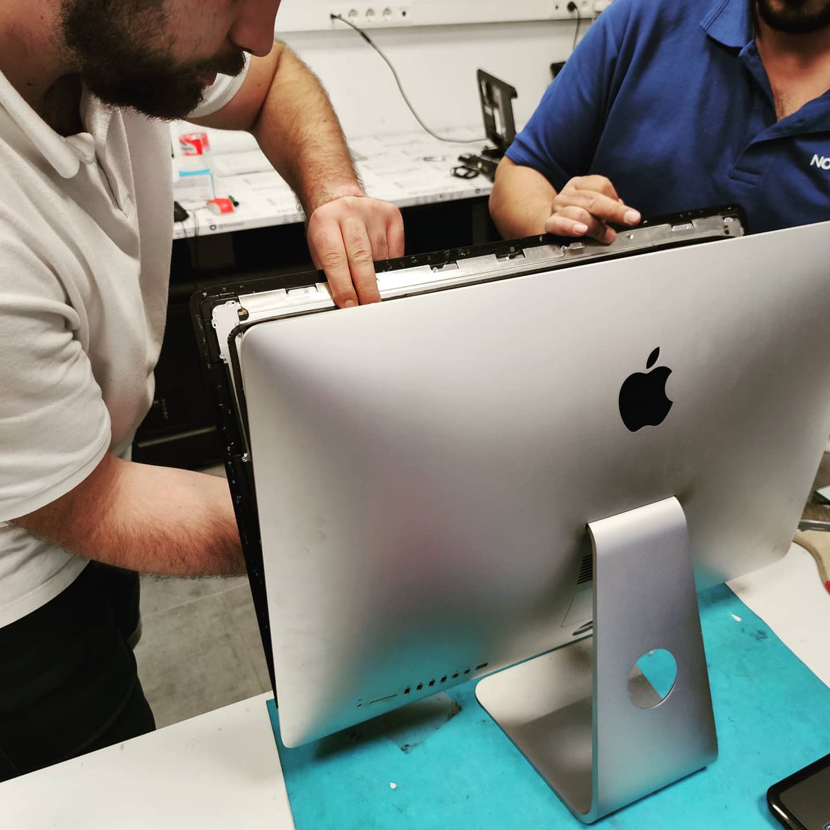 INosolopc's tweet photo. ¡En #NOsoloPC no le tememos a nada! Aquí un ejemplo 😂: Cambio de pantalla iMac 28" con resolución 2K! Nuestros técnicos son imparables 💪🛠️
#imac #mac #apple #repararmac #repararimac #repararapple #reparacionesapple #allinone #pc #ordenadores https://t.co/qYYddTlrXn