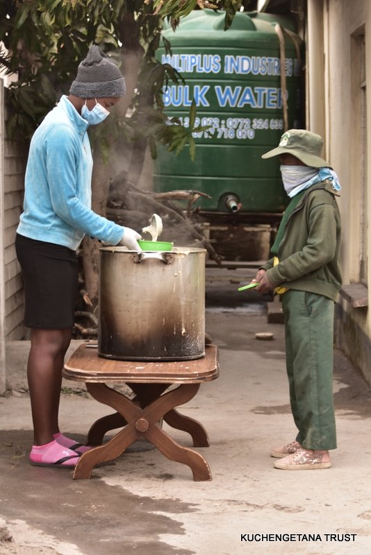 Semalho's tweet image. Day 65!
Porridge:938
Supper: 2063

Served Sadza and sugar beans
120kgs mealie meal
3x20l buckets of sugar beans
270 tomatoes
40 onions
25 royco pkts
4l cooking oil
12kgs sugar
2.5kgs salt
10 bottles peanut butter 

Keep warm Zimbabwe!