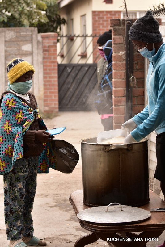 Semalho's tweet image. Day 65!
Porridge:938
Supper: 2063

Served Sadza and sugar beans
120kgs mealie meal
3x20l buckets of sugar beans
270 tomatoes
40 onions
25 royco pkts
4l cooking oil
12kgs sugar
2.5kgs salt
10 bottles peanut butter 

Keep warm Zimbabwe!