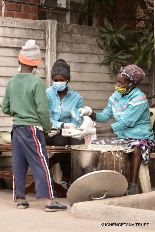 Semalho's tweet image. Day 65!
Porridge:938
Supper: 2063

Served Sadza and sugar beans
120kgs mealie meal
3x20l buckets of sugar beans
270 tomatoes
40 onions
25 royco pkts
4l cooking oil
12kgs sugar
2.5kgs salt
10 bottles peanut butter 

Keep warm Zimbabwe!