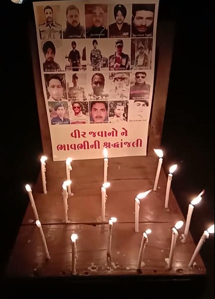 YAGD0908's tweet photo. *ધરમપુરમાં સમસ્ત આદિવાસી સમાજ દ્વારા ચીની સેનાનો શબ્દોઉચ્ચાર કરી પૂતળું બાળી વિરોધ કર્યો*

*ભારત ચીન બોર્ડર ઉપર શહિદ થયેલ જવાનો ને અશ્રુભીની શ્રદ્ધાંજલિ અપાઈ* 
😭😭😭 https://t.co/WfY4cWO7K1