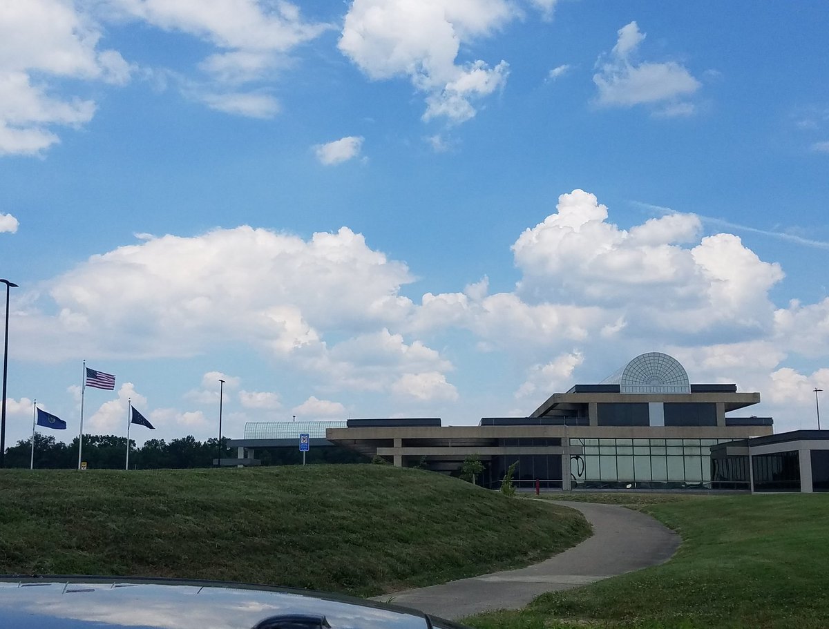 Nice billowy day at work 
#flyevv #evvairport #flagsflying