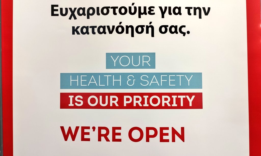"Votre santé et sécurité est notre priorité. Nous sommes ouverts." Ce panneau d'un duty free résume bien le message que veut faire passer la  #Grèce aux touristes.  @RTSinfo