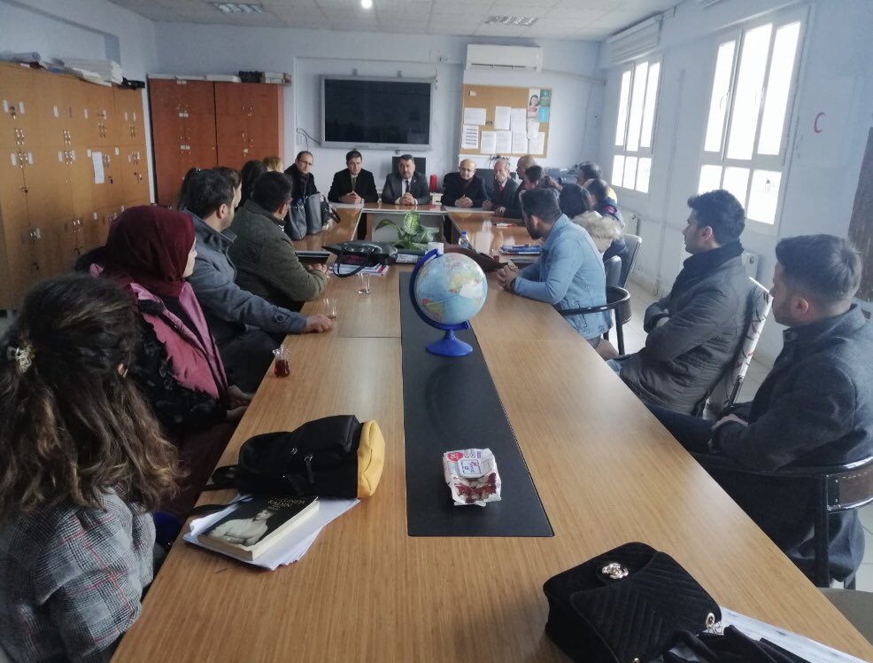 mysdgn's tweet photo. Öğretmenler odasna başı dik girebilen tek sendika #TürkEğitimSen28Yaşında https://t.co/9uPbiOdUqX