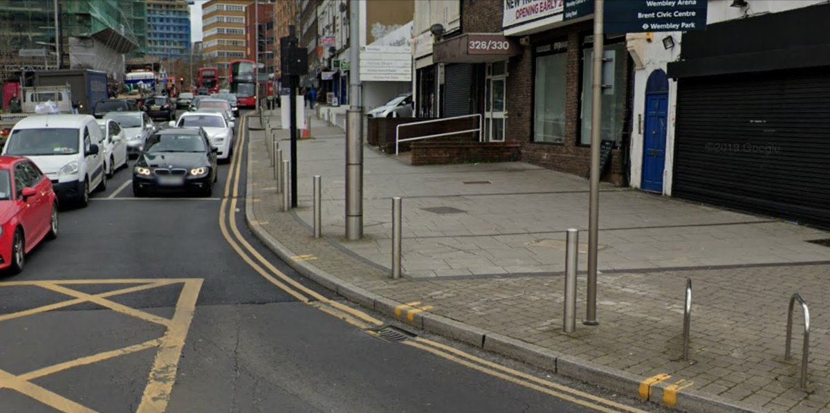 3/ If the clip could follow him cycling for 2 further seconds, u could see it leads to a narrow section with bus stop, so is not a viable cycle route. And cycling is not permitted there AFAIK