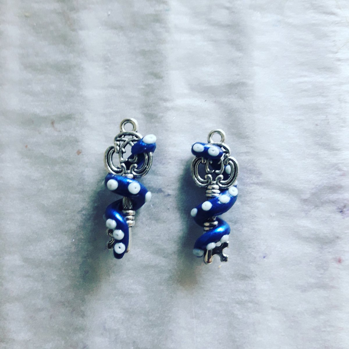 PoulpyCat's tweet photo. Creation of the day
Boucles d'oreilles clefs tentaculaires.
Key&amp;tentacles earings.
#creationoftheday #diy #handmade #fimo #polymerclay #key #steampunk #earings #tentacules https://t.co/YgGWYZijrf