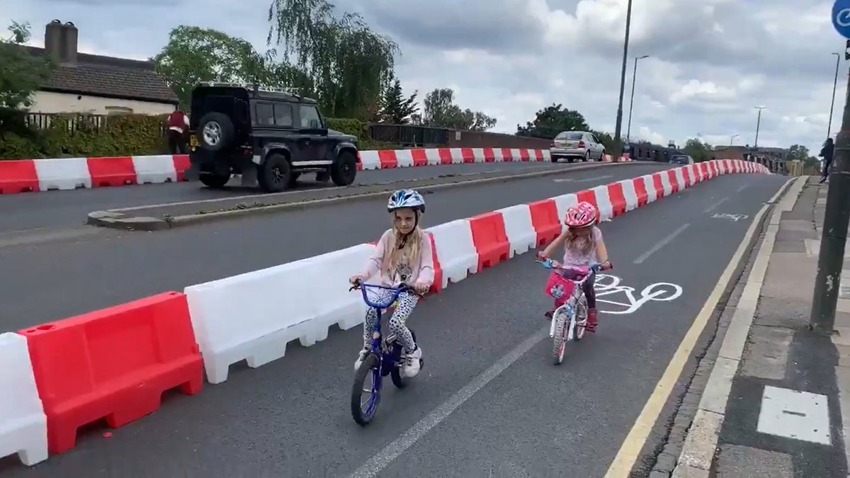 9/ Pop-up protected cycle lane on Haydons Rd, Merton. Photo via beautiful clip from  @TilbrookDaniela  https://twitter.com/TilbrookDaniela/status/1272841030807834624?s=20
