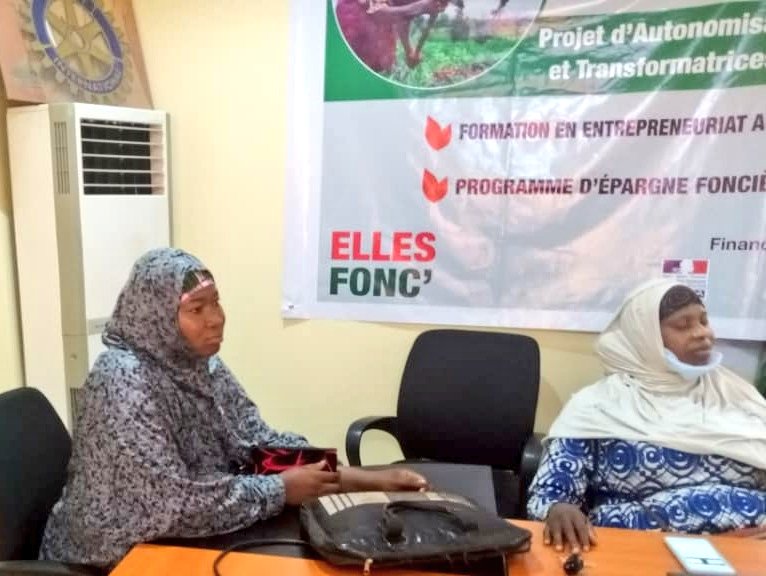 ellesfonc's tweet photo. Après la commune 1, c'est au tour de la commune 2 de bénéficier de la formation en Entrepreneuriat agricole. 25 femmes transformatrices du Groupement #KomiLocal ont debuté ce matin avec notre expert en #Agriculture au #Niger Dr Soumana. #EllesFonc financé par @ambafr_au_niger https://t.co/o6hDQCHuAt