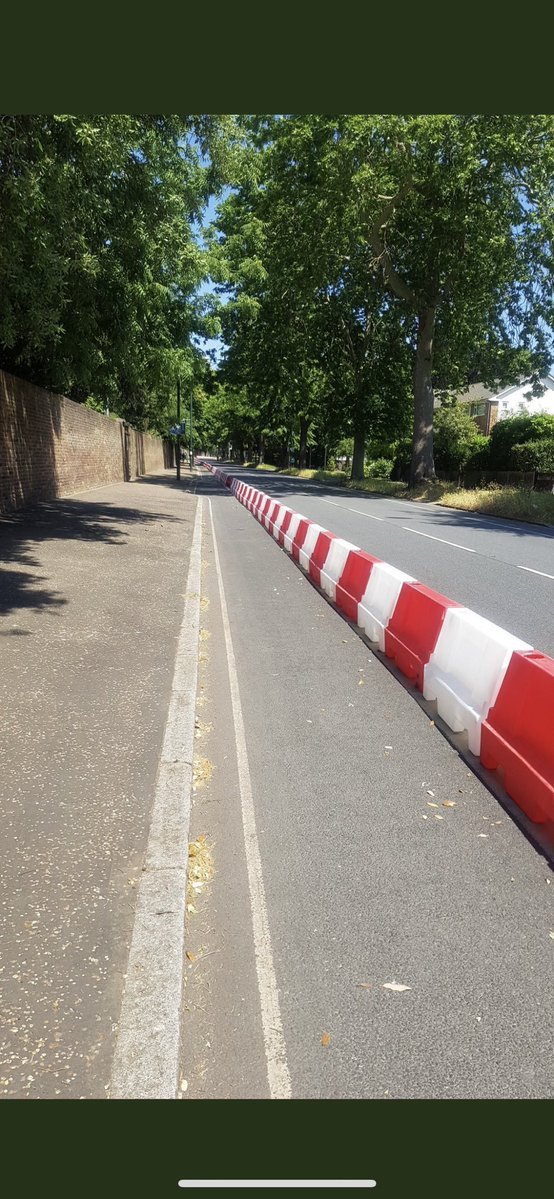 12/ Pop-up protected cycle lane on Kew Rd, Richmond. Photo  @AlexanderEhmann