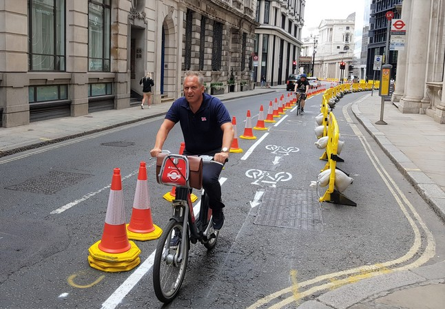 14/ Pop-up protected cycle lane on Old Broad Street, City of London. Photo  @London_Cycling