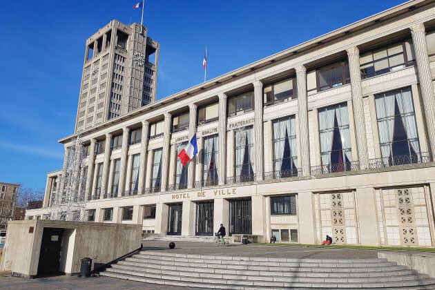   #LeHavre est une ville de 170 000 habitants. Elle abrite le 2ème plus grand port français.  C’est la 14ème plus grande ville de France et la plus importante de  #Normandie.