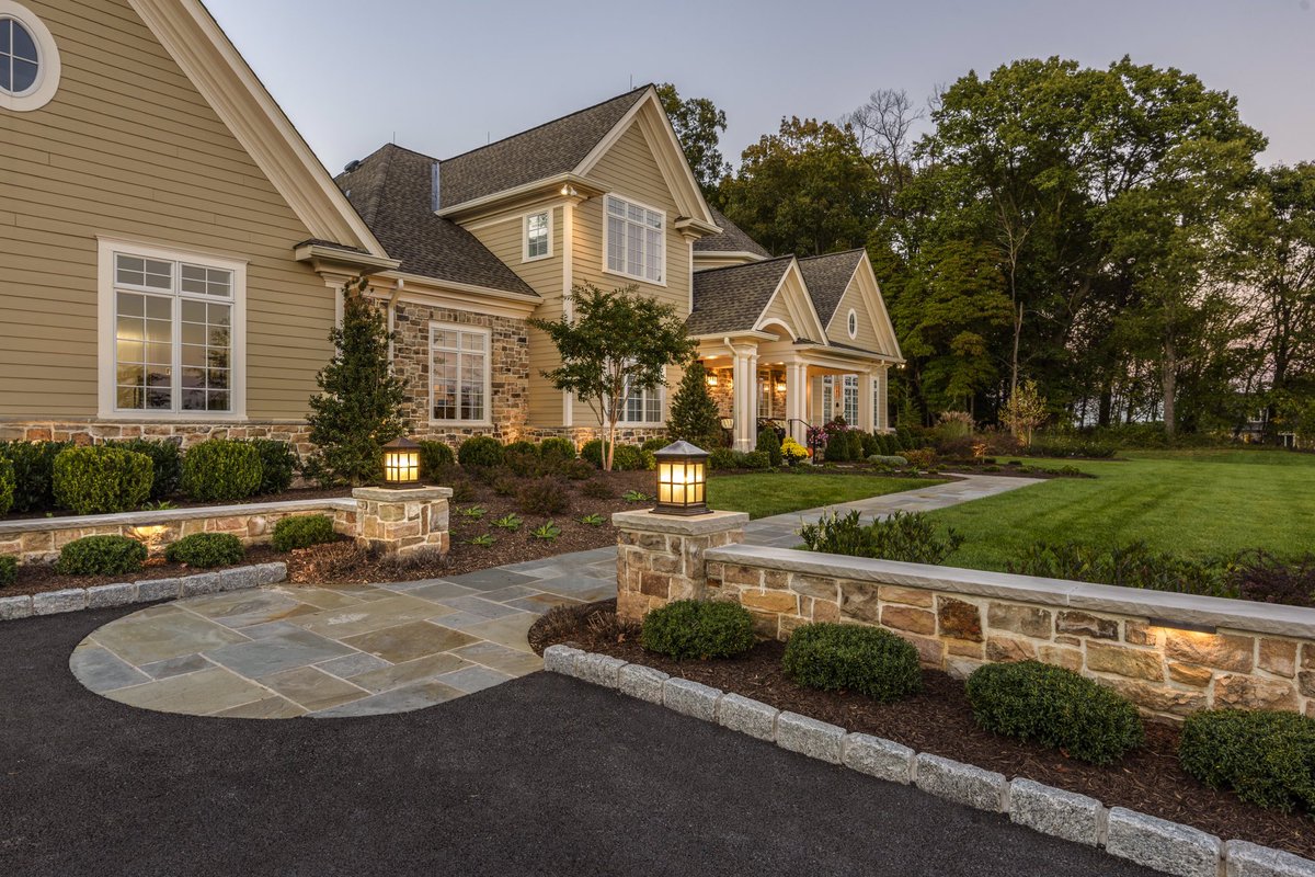 CLWlandscape's tweet photo. Loving how this wall ties the yard to the house and creates separation from the driveway. 
~
~
#flagstone #cobblestoneedge #walkway #frontyard #outsidelighting #seatwall #retainingwall #landscape #design #driveway #maryland #outsidedesign #hardscape #flowerbed https://t.co/f9dO0qYQMb