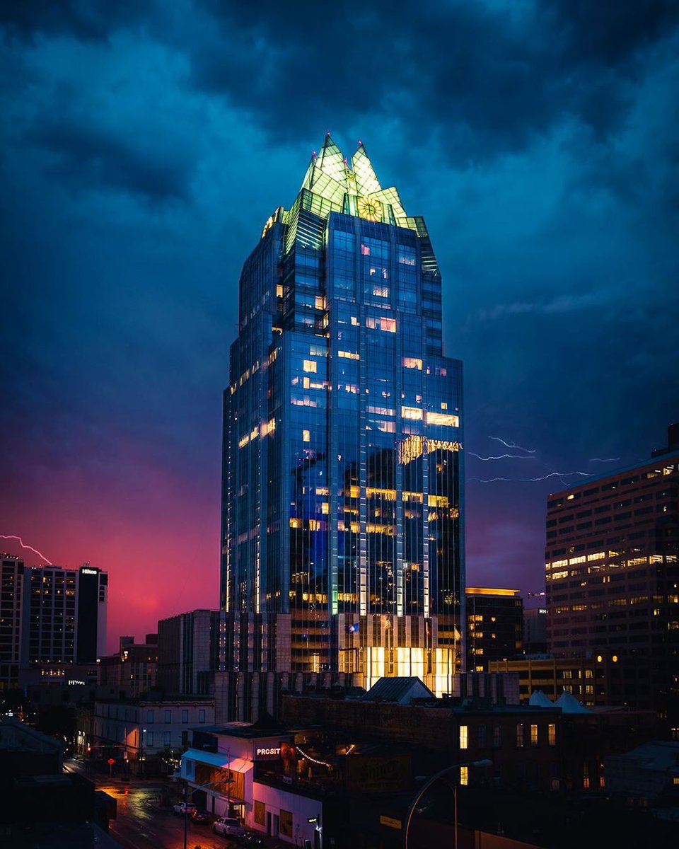 DudaPaine's tweet image. Built in 2003, Frost Bank Tower is one of Austin’s
architectural icons, shaping the skyline with its multilayered
glass crown. #dudapaine #austinarchitecture
#txarchitecture #frostbanktower #sustainablearchitecture
#commercialarchitecture @shanewarephoto