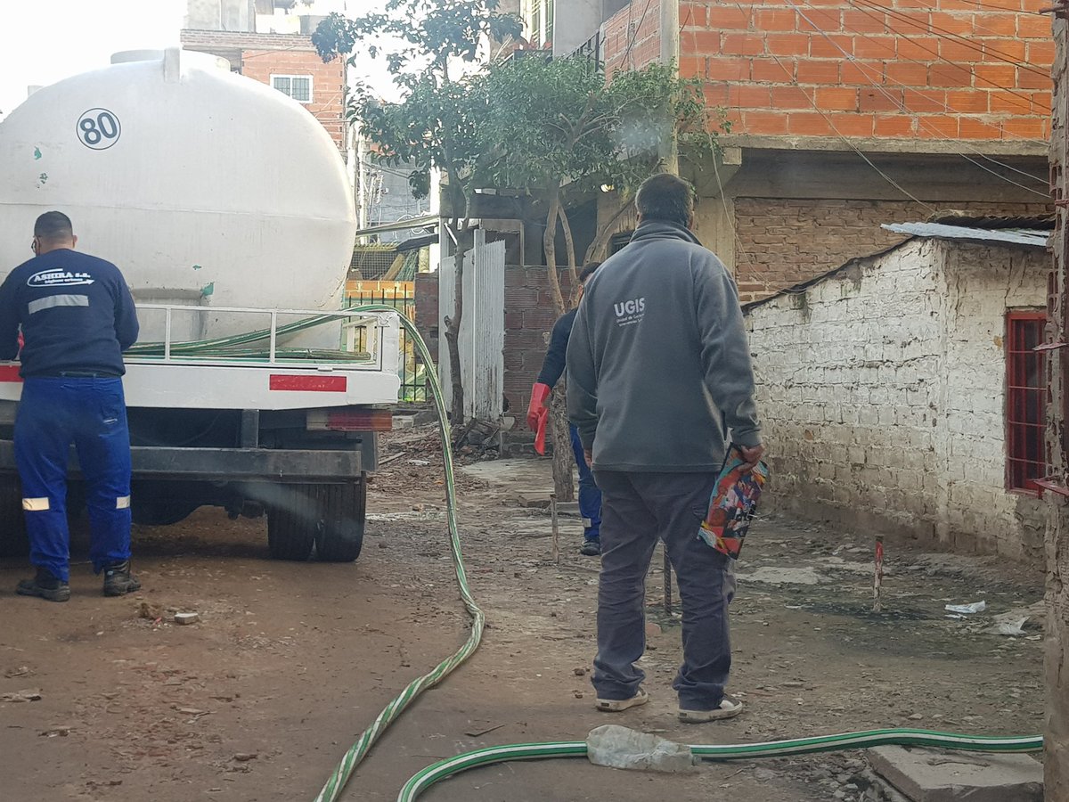 HectorN08249964's tweet photo. Equipo #Ugis=#DGGIS seguimos como todos los días abasteciendo con agua potable con camiones cisternas a comedores y vecinos de #Barrio20 

@mrgospedini @MariaMigliore @Salas_Gabriel @IVCBuenosAires https://t.co/5zJLxqYd8n
