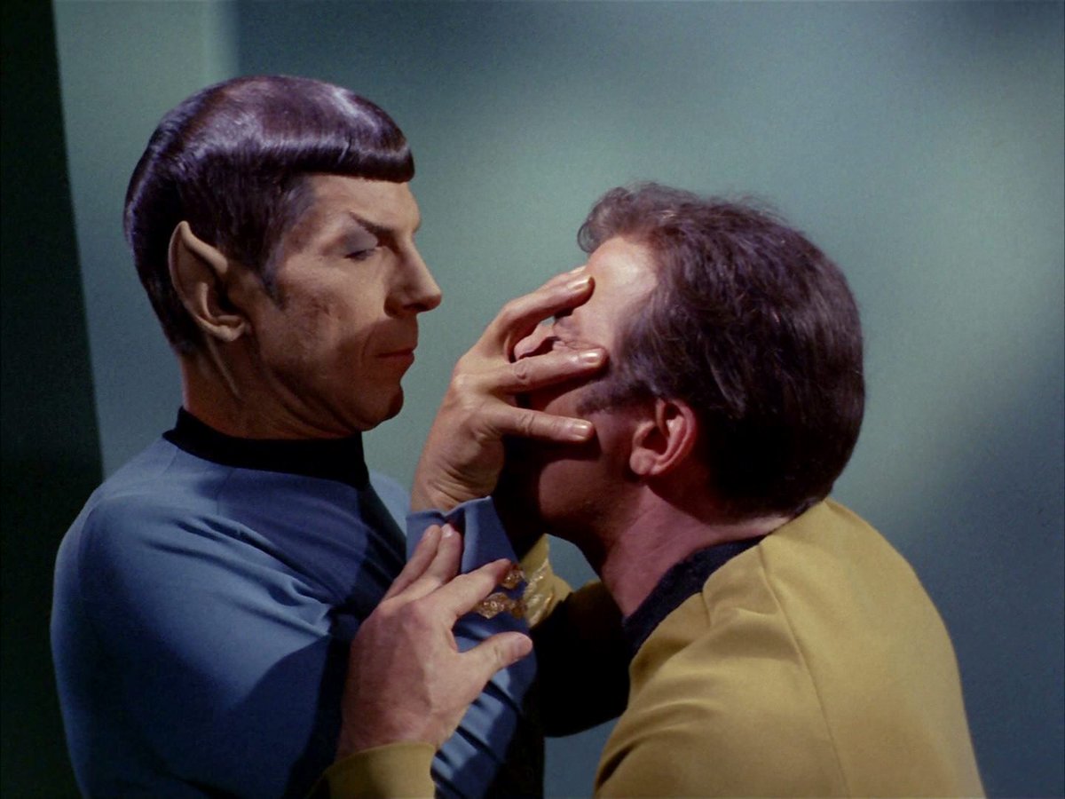 Касание души. Трогающие 2. Трогающие 2. Подержались за руки и разошлись гифы. Картина микеланджело руки.