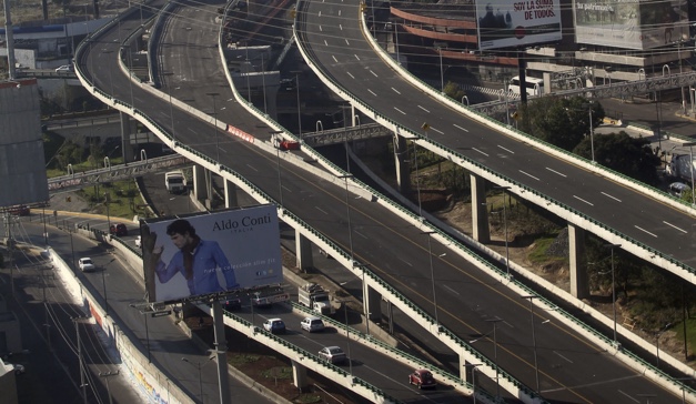 2) Ya que de caminos habla, comencemos por una obra magna (no un poco utilizado camino que tardó sexenios en construirse y ya está tan deteriorado que AMLO tendrá que mandar repararlo, ahora sí bien hecho): Los segundos pisos, que han visto centenares de millones de viajes