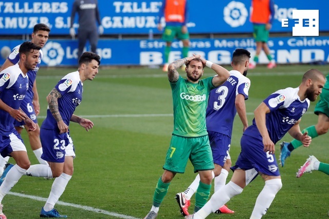 CRÓNICA | 2-0. La cantera alavesista, con goles de Borja Sainz y Martín, da tres puntos de oro a un sólido Alavés ante una Real Sociedad sin ideas que se chocó contra el muro albiazul. #AlavesRealSociedad #LaLigaSantander

👉 bit.ly/2UWYzpz

📸 Adrián Ruiz-Hierro