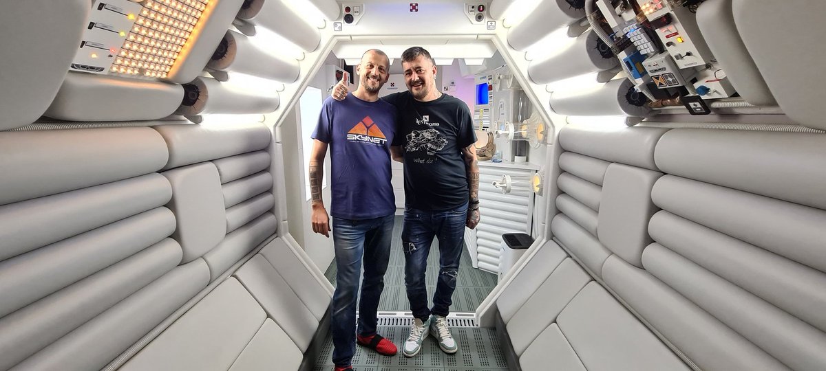 Luisnostromo's tweet photo. Hoy a venido a jugar al museo el niño grande @Tonimoog, ha insultado a Ash, se ha enfrentado al Alien, ha usado el detector de movimiento, el rifle de pulsos y casi se rebana un dedo con el cuchillo de Bishop pero ha sobrevivido 😜
#alien #quepumquepam #tonimoog #humor #Aliens https://t.co/KZJbIeAHLG