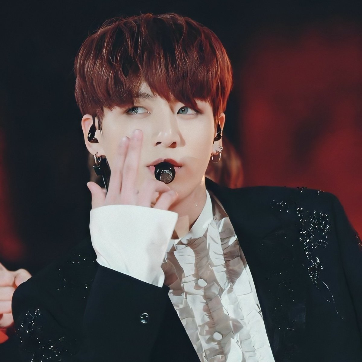 Jungkook in blue contact lenses; a needed thread