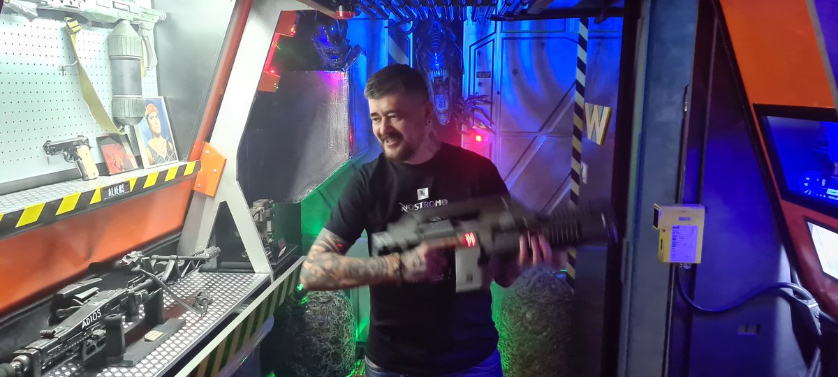 Luisnostromo's tweet photo. Hoy a venido a jugar al museo el niño grande @Tonimoog, ha insultado a Ash, se ha enfrentado al Alien, ha usado el detector de movimiento, el rifle de pulsos y casi se rebana un dedo con el cuchillo de Bishop pero ha sobrevivido 😜
#alien #quepumquepam #tonimoog #humor #Aliens https://t.co/KZJbIeAHLG