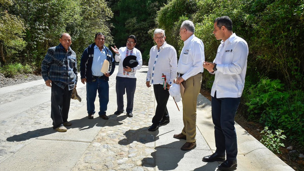 4) Por supuesto, la introducción de los caminos comunales, de bajo costo, rápida construcción, cero corrupción y generadores de bienestar, son inexistentes para este muchacho y sus racistas patrones.En Oaxaca ya van 120 km inaugurados de estos caminos