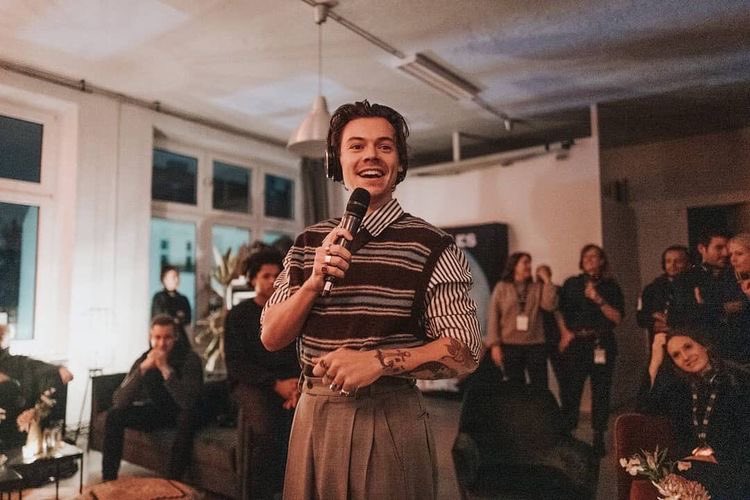 𝘚𝘦𝘤𝘳𝘦𝘵 𝘭𝘪𝘴𝘵𝘦𝘯𝘪𝘯𝘨 𝘱𝘢𝘳𝘵𝘪𝘦𝘴; 𝘩𝘦 𝘭𝘰𝘰𝘬𝘴 𝘴𝘰 𝘨𝘰𝘰𝘥 𝘪𝘯 𝘣𝘰𝘵𝘩 𝘰𝘧 𝘵𝘩𝘦𝘴𝘦 𝘰𝘶𝘵𝘧𝘪𝘵𝘴