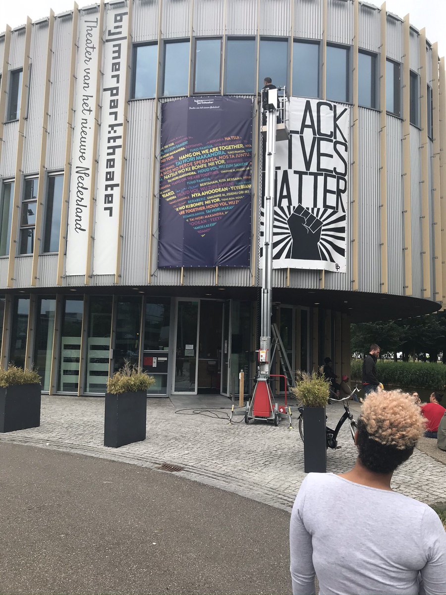 comvaliusernest's tweet photo. De eerste protestbrief van een bewoner is binnen. ‘Hoezo Black Lives. Hoezo racisme in Nederland.Hoezo theater van het Nieuwe Nederl. Haal het eraf.’ Ach ja. Er zijn altijd betweterige achterblijvers die dienst willen uitmaken. Gaat niet gebeuren! https://t.co/ACyTDec3It