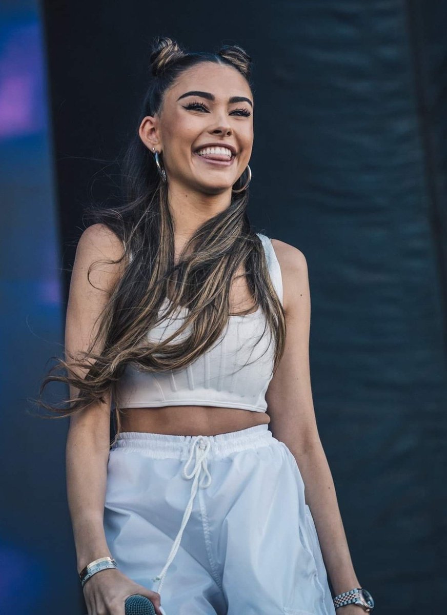 madison beer smiling on stage; a thread ♡