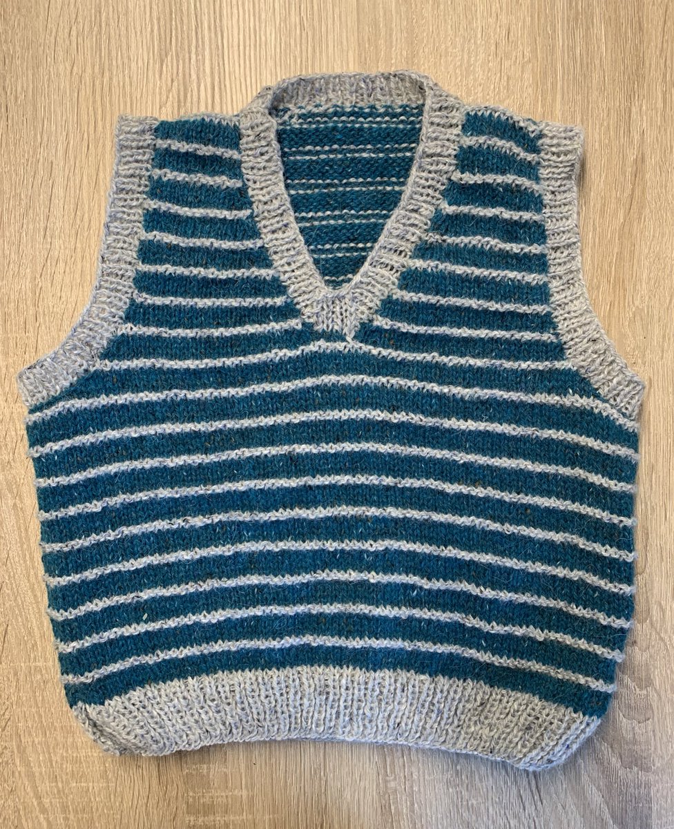 elequigan's tweet image. It’s not really #lockdownprojects since we’re at level 1 but here’s my 7th piece of knitting this season...