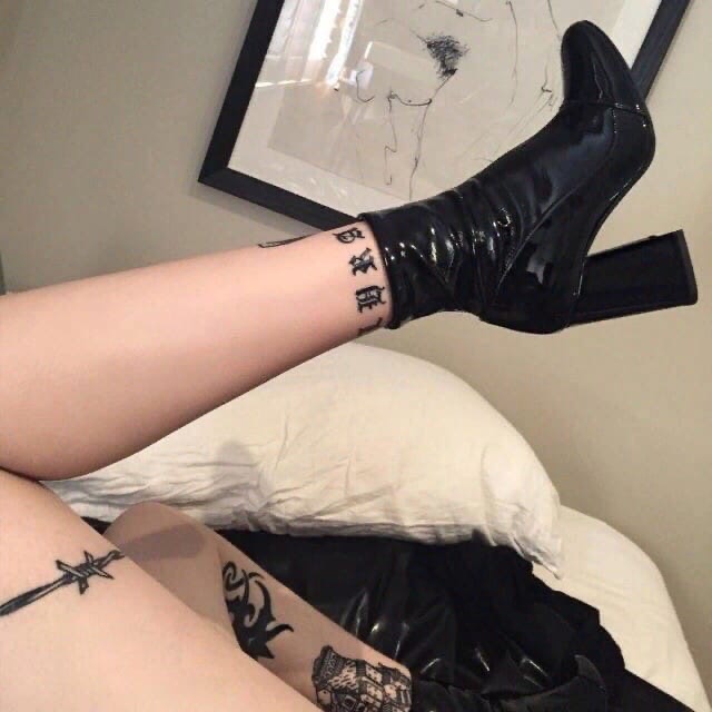 dutyjji's tweet photo. ;;💊. 
ком в горле. таблетки, марки, мы на тусе.

все внимание к тебе, тебе к ебалу твои туфли.
алкоголь, был явно лишним в рационе. я иду домой убить себя, о как же я расстроен.

[  私は私に関連するすべてのものを憎む。] https://t.co/EPoTh7LOqF