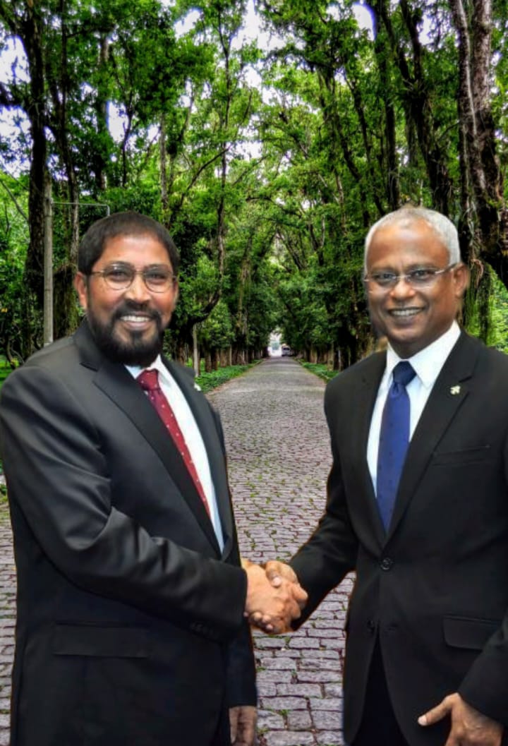 JPFazeel's tweet photo. ޖުމްހޫރީ ޕާޓީ ގެ ލީޑަރު ޤާސިމް އިބްރާހިމް ތޮޅެން ނޫޅޭތި✊ "ކަމަކަށް އެދިގެން އުޅޭއިރު،ހީވާނީ ގާސިމް ވަރުގެ ހިތް ހެޔޮ އޯގާތެރި އެކުވެރި ގައުމަށް ވަފާތެރި ލީޑަރެއް ނެއްކަމަށް ބުނެ ސަނާ ކިޔުމަށްފަހު ހަމައުހަށް އެރުމާއި އެކު ނުވެސް ދެން ދަންނާނެ. https://t.co/5BGYfA2hvH
