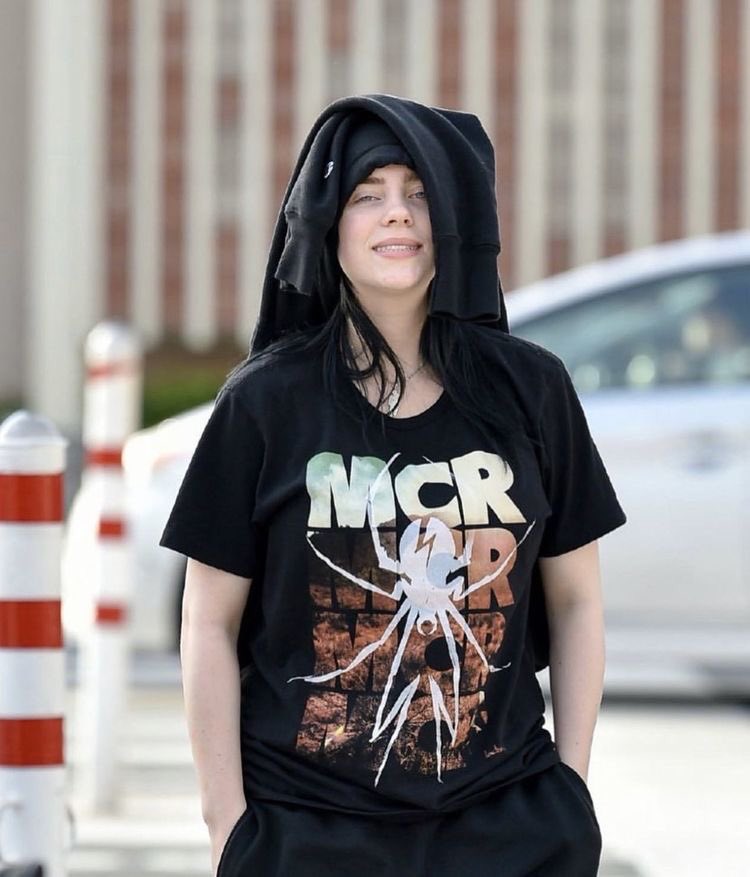 everyone: *ties sweatshirt around waist*billie: