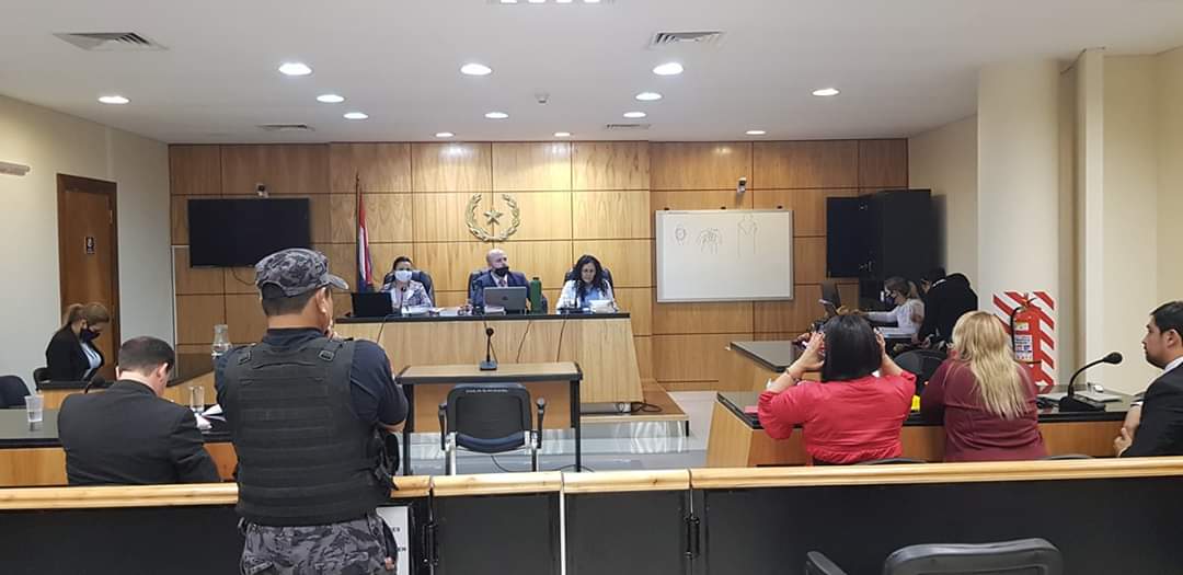 PoderJudicialPY's tweet image. #LaJusticiaNoPara El Tribunal de Sentencia de la ciudad de Villarrica, integrado por el juez Julio César Alfonso como presidente y las juezas Elida Bogado y Nancy Roa como miembros, condenó al acusado Cristhian Antonio Vega Candia, a una pena privativa de libertad de 28 años.